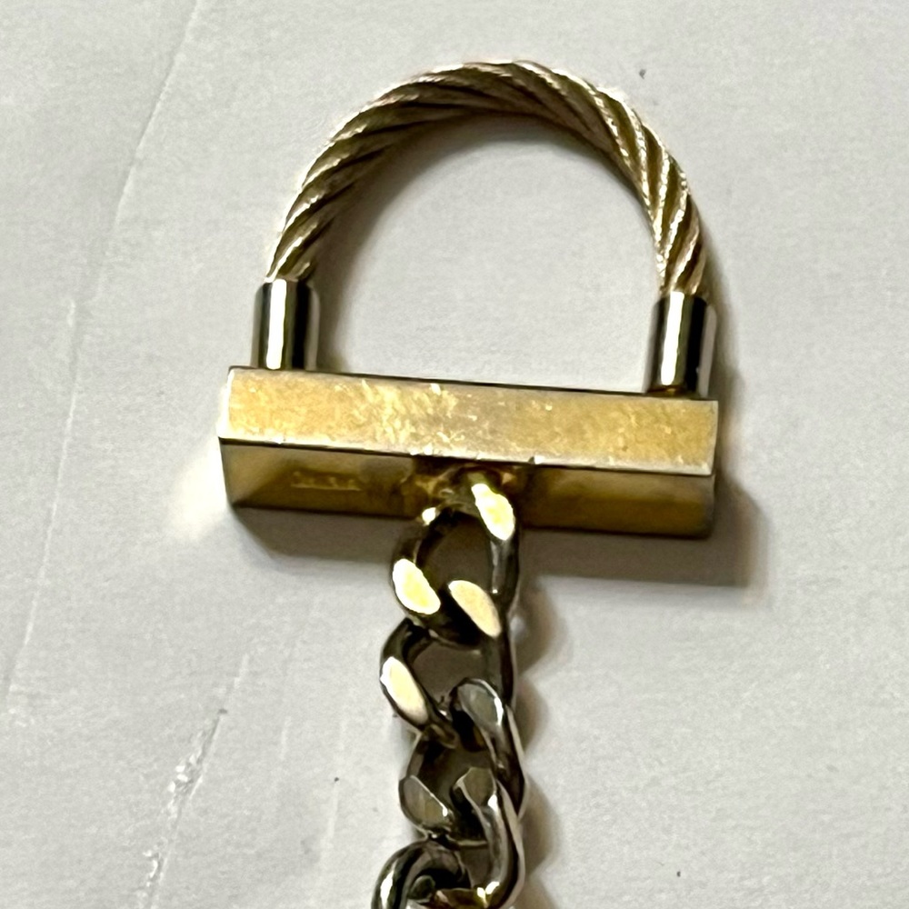 VINTAGE United Nations Keychain, 1.25”, 4” length - Picture 4 of 4